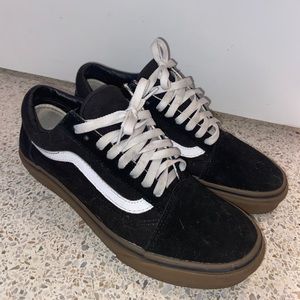 VANS old school with brown wall